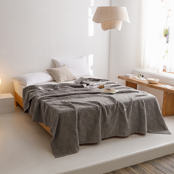 91家纺网 家纺一手货源 找家纺 朴尔家纺-毛巾被 2026春夏新款纯色四层立体三角树叶水洗全棉纯棉纱布系列盖毯毛巾被夏凉被空调被 提花三角-灰