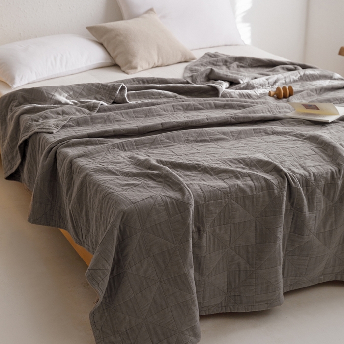 91家纺网 家纺一手货源 找家纺 朴尔家纺-毛巾被 2026春夏新款纯色四层立体三角树叶水洗全棉纯棉纱布系列盖毯毛巾被夏凉被空调被 提花三角-灰