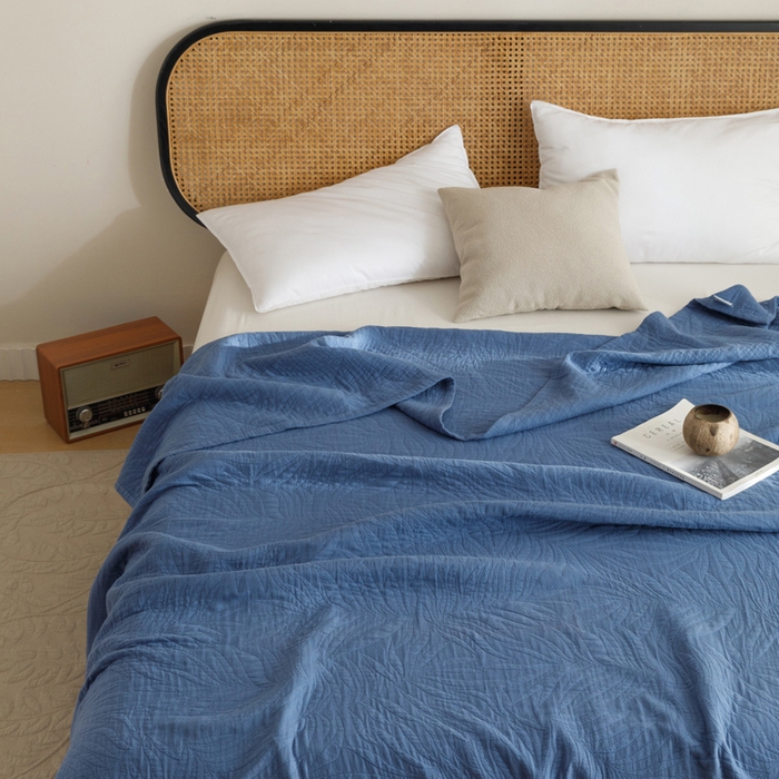 91家纺网 家纺一手货源 找家纺 朴尔家纺-毛巾被 2026春夏新款纯色四层立体三角树叶水洗全棉纯棉纱布系列盖毯毛巾被夏凉被空调被 提花树叶-宝蓝