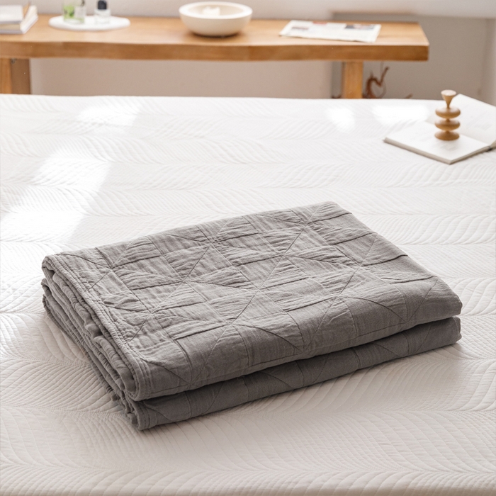 91家纺网 家纺一手货源 找家纺 朴尔家纺-毛巾被 2026春夏新款纯色四层立体三角树叶水洗全棉纯棉纱布系列盖毯毛巾被夏凉被空调被 提花三角-灰