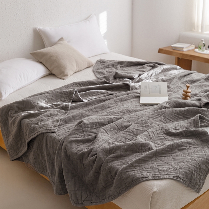 91家纺网 家纺一手货源 找家纺 朴尔家纺-毛巾被 2026春夏新款纯色四层立体三角树叶水洗全棉纯棉纱布系列盖毯毛巾被夏凉被空调被 提花三角-灰