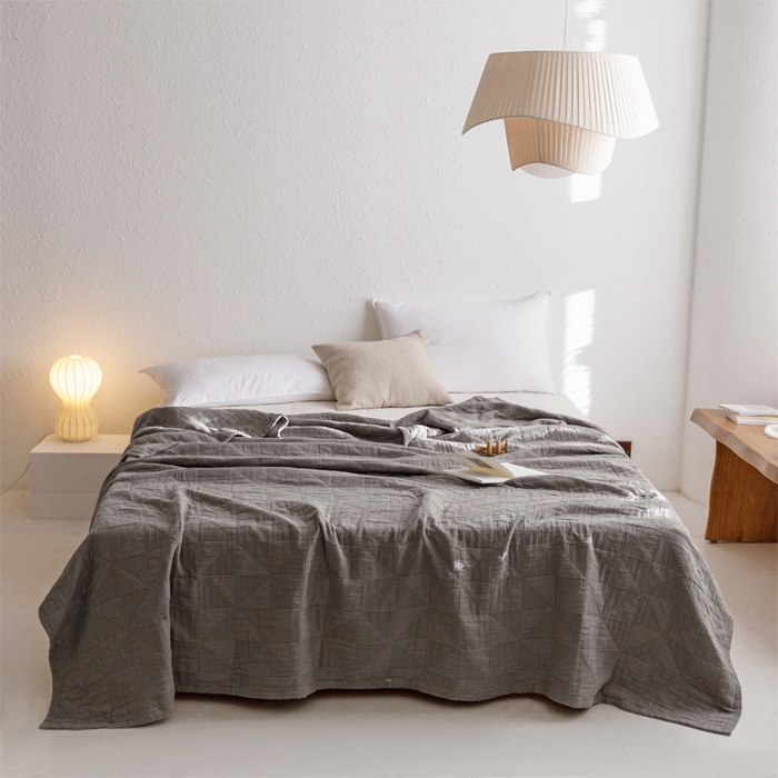 91家纺网 家纺一手货源 找家纺 朴尔家纺-毛巾被 2026春夏新款纯色四层立体三角树叶水洗全棉纯棉纱布系列盖毯毛巾被夏凉被空调被 提花三角-灰