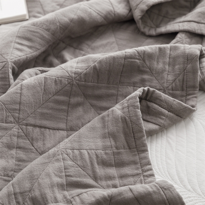 91家纺网 家纺一手货源 找家纺 朴尔家纺-毛巾被 2026春夏新款纯色四层立体三角树叶水洗全棉纯棉纱布系列盖毯毛巾被夏凉被空调被 提花三角-灰