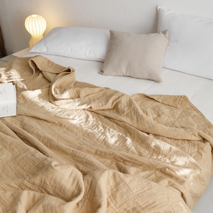 91家纺网 家纺一手货源 找家纺 朴尔家纺-毛巾被 2026春夏新款纯色四层立体三角树叶水洗全棉纯棉纱布系列盖毯毛巾被夏凉被空调被 提花三角-驼