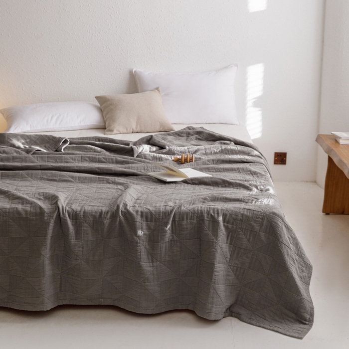 91家纺网 家纺一手货源 找家纺 朴尔家纺-毛巾被 2026春夏新款纯色四层立体三角树叶水洗全棉纯棉纱布系列盖毯毛巾被夏凉被空调被 提花三角-灰