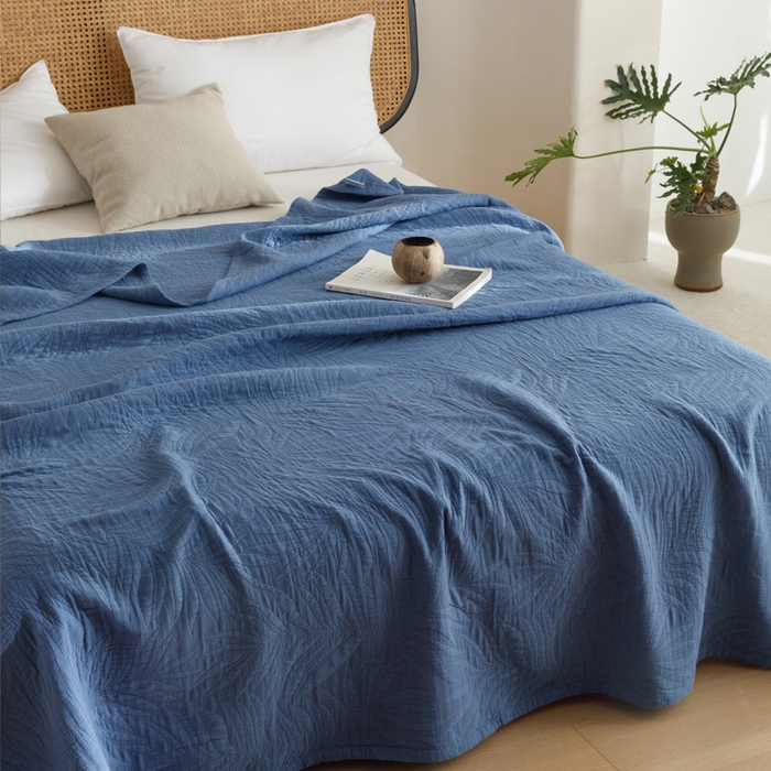 91家纺网 家纺一手货源 找家纺 朴尔家纺-毛巾被 2026春夏新款纯色四层立体三角树叶水洗全棉纯棉纱布系列盖毯毛巾被夏凉被空调被 提花树叶-宝蓝