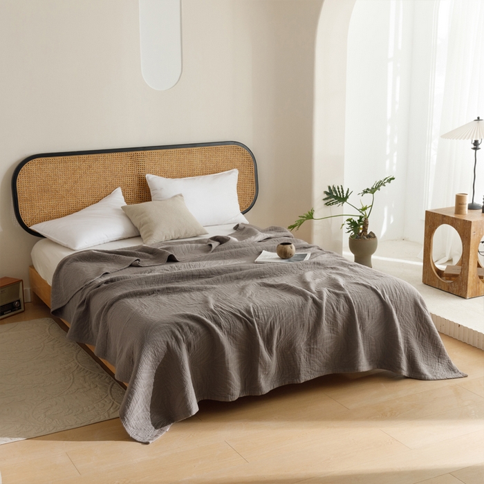 91家纺网 家纺一手货源 找家纺 朴尔家纺-毛巾被 2026春夏新款纯色四层立体三角树叶水洗全棉纯棉纱布系列盖毯毛巾被夏凉被空调被 提花树叶-咖啡