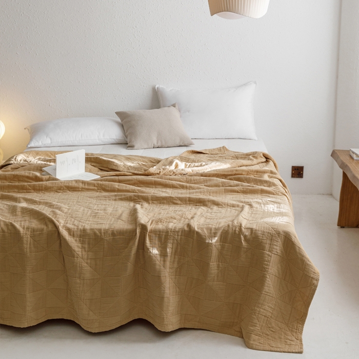 91家纺网 家纺一手货源 找家纺 朴尔家纺-毛巾被 2026春夏新款纯色四层立体三角树叶水洗全棉纯棉纱布系列盖毯毛巾被夏凉被空调被 提花三角-驼