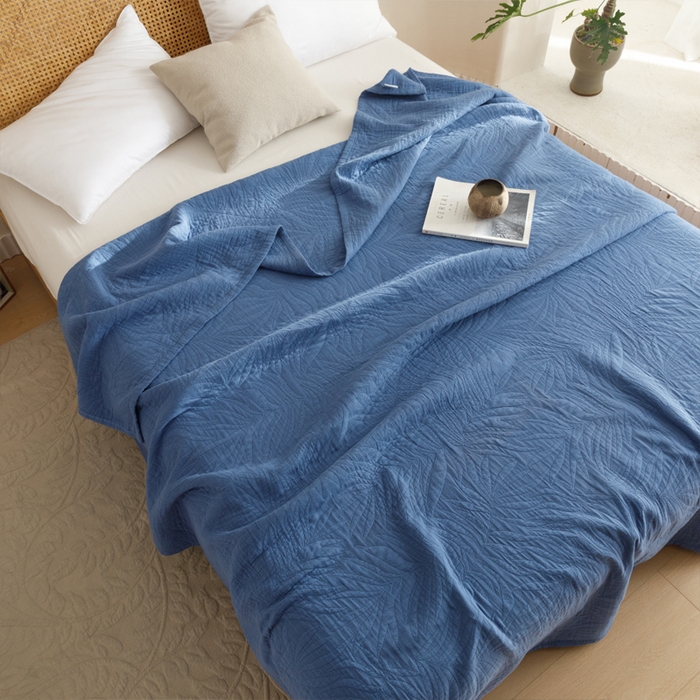 91家纺网 家纺一手货源 找家纺 朴尔家纺-毛巾被 2026春夏新款纯色四层立体三角树叶水洗全棉纯棉纱布系列盖毯毛巾被夏凉被空调被 提花树叶-宝蓝