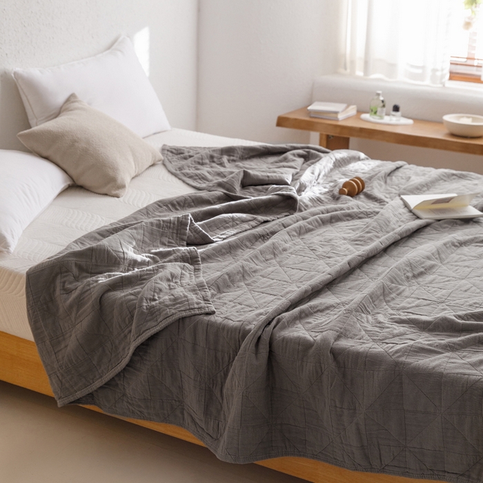 91家纺网 家纺一手货源 找家纺 朴尔家纺-毛巾被 2026春夏新款纯色四层立体三角树叶水洗全棉纯棉纱布系列盖毯毛巾被夏凉被空调被 提花三角-灰