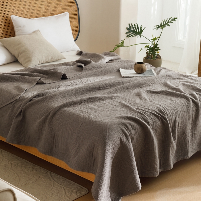 91家纺网 家纺一手货源 找家纺 朴尔家纺-毛巾被 2026春夏新款纯色四层立体三角树叶水洗全棉纯棉纱布系列盖毯毛巾被夏凉被空调被 提花树叶-咖啡