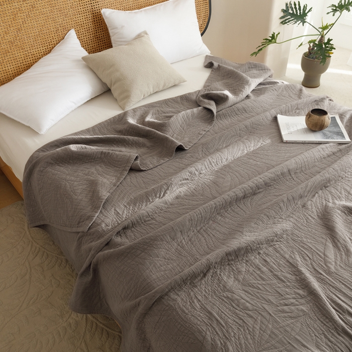 91家纺网 家纺一手货源 找家纺 朴尔家纺-毛巾被 2026春夏新款纯色四层立体三角树叶水洗全棉纯棉纱布系列盖毯毛巾被夏凉被空调被 提花树叶-咖啡