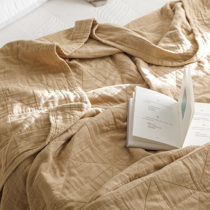 91家纺网 家纺一手货源 找家纺 朴尔家纺-毛巾被 2026春夏新款纯色四层立体三角树叶水洗全棉纯棉纱布系列盖毯毛巾被夏凉被空调被 提花三角-驼