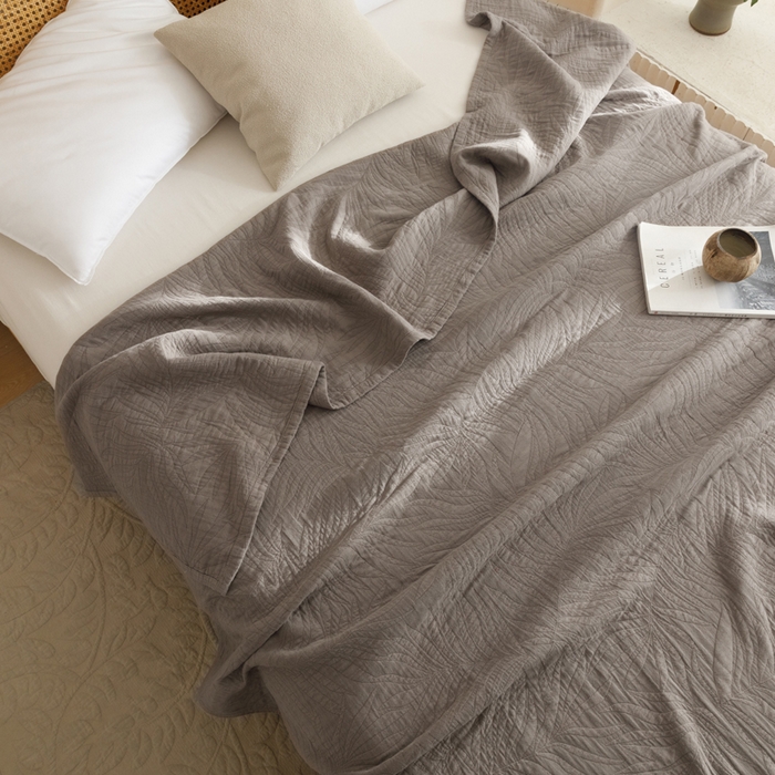 91家纺网 家纺一手货源 找家纺 朴尔家纺-毛巾被 2026春夏新款纯色四层立体三角树叶水洗全棉纯棉纱布系列盖毯毛巾被夏凉被空调被 提花树叶-咖啡