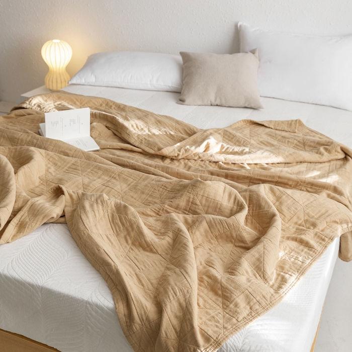 91家纺网 家纺一手货源 找家纺 朴尔家纺-毛巾被 2026春夏新款纯色四层立体三角树叶水洗全棉纯棉纱布系列盖毯毛巾被夏凉被空调被 提花三角-驼