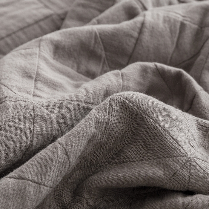 91家纺网 家纺一手货源 找家纺 朴尔家纺-毛巾被 2026春夏新款纯色四层立体三角树叶水洗全棉纯棉纱布系列盖毯毛巾被夏凉被空调被 提花三角-灰