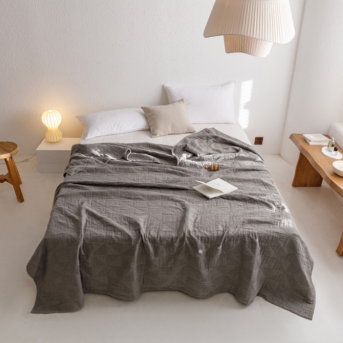 91家纺网 家纺一手货源 找家纺 朴尔家纺-毛巾被 2026春夏新款纯色四层立体三角树叶水洗全棉纯棉纱布系列盖毯毛巾被夏凉被空调被 提花三角-灰