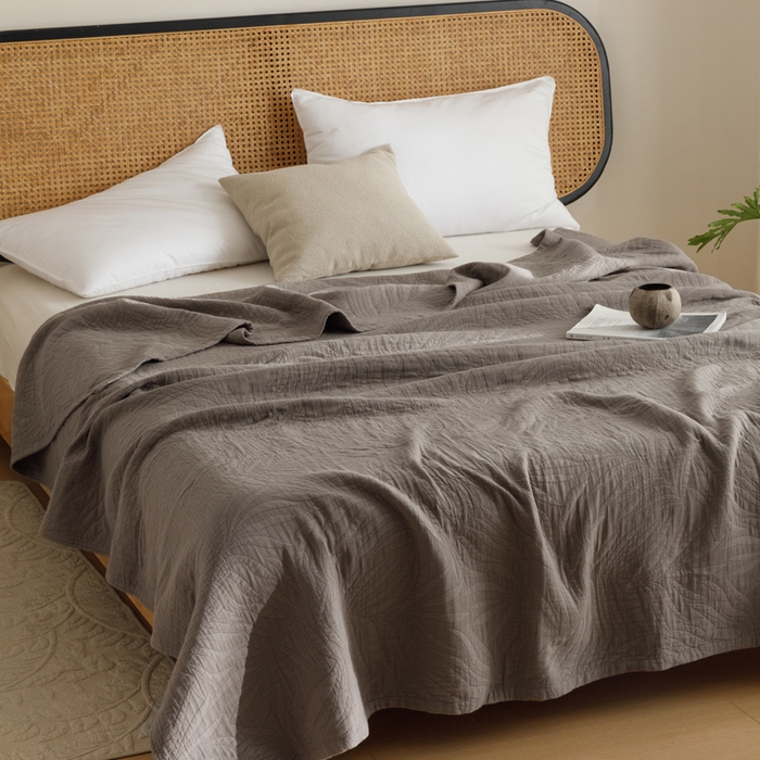 91家纺网 家纺一手货源 找家纺 朴尔家纺-毛巾被 2026春夏新款纯色四层立体三角树叶水洗全棉纯棉纱布系列盖毯毛巾被夏凉被空调被 提花树叶-咖啡