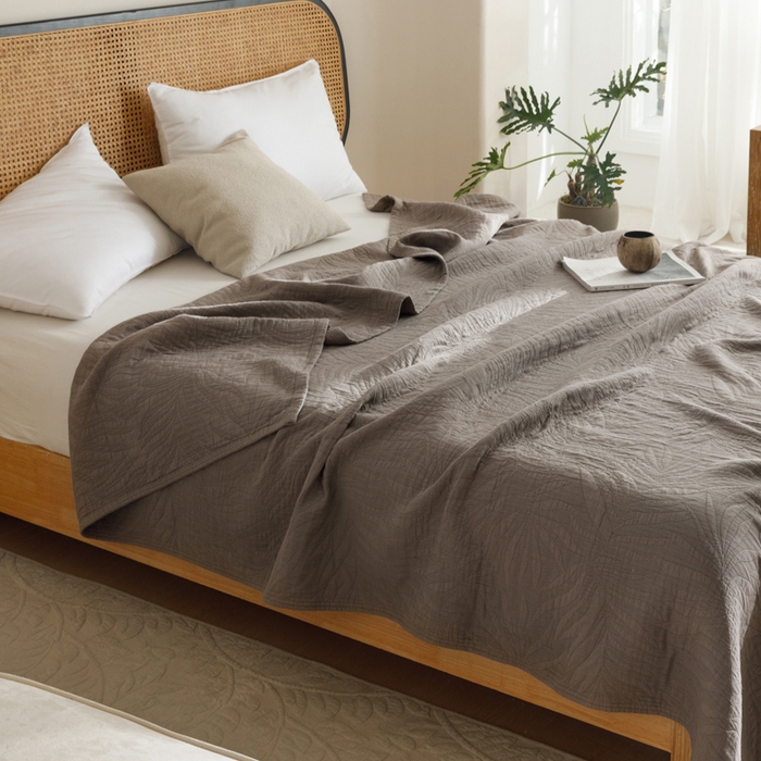 91家纺网 家纺一手货源 找家纺 朴尔家纺-毛巾被 2026春夏新款纯色四层立体三角树叶水洗全棉纯棉纱布系列盖毯毛巾被夏凉被空调被 提花树叶-咖啡