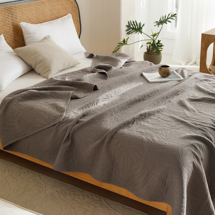 91家纺网 家纺一手货源 找家纺 朴尔家纺-毛巾被 2026春夏新款纯色四层立体三角树叶水洗全棉纯棉纱布系列盖毯毛巾被夏凉被空调被 提花树叶-咖啡