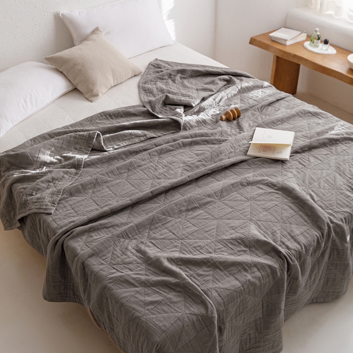 91家纺网 家纺一手货源 找家纺 朴尔家纺-毛巾被 2026春夏新款纯色四层立体三角树叶水洗全棉纯棉纱布系列盖毯毛巾被夏凉被空调被 提花三角-灰