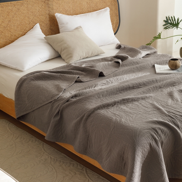 91家纺网 家纺一手货源 找家纺 朴尔家纺-毛巾被 2026春夏新款纯色四层立体三角树叶水洗全棉纯棉纱布系列盖毯毛巾被夏凉被空调被 提花树叶-咖啡