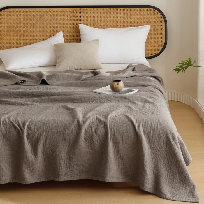 91家纺网 家纺一手货源 找家纺 朴尔家纺-毛巾被 2026春夏新款纯色四层立体三角树叶水洗全棉纯棉纱布系列盖毯毛巾被夏凉被空调被 提花树叶-咖啡