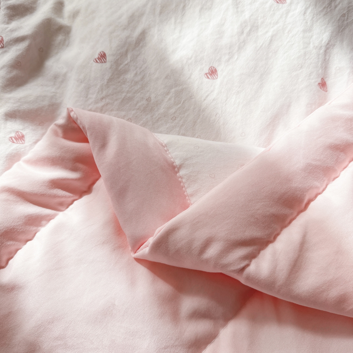 91家纺网 家纺一手货源 找家纺 心悦家纺 2026新款小棉绸印花夏凉被空调被夏被系列 心相印粉