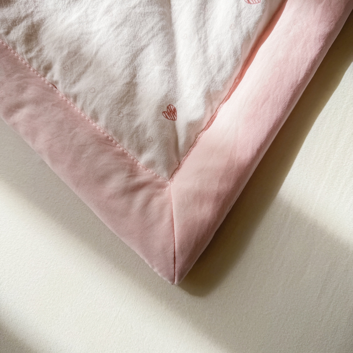 91家纺网 家纺一手货源 找家纺 心悦家纺 2026新款小棉绸印花夏凉被空调被夏被系列 心相印粉