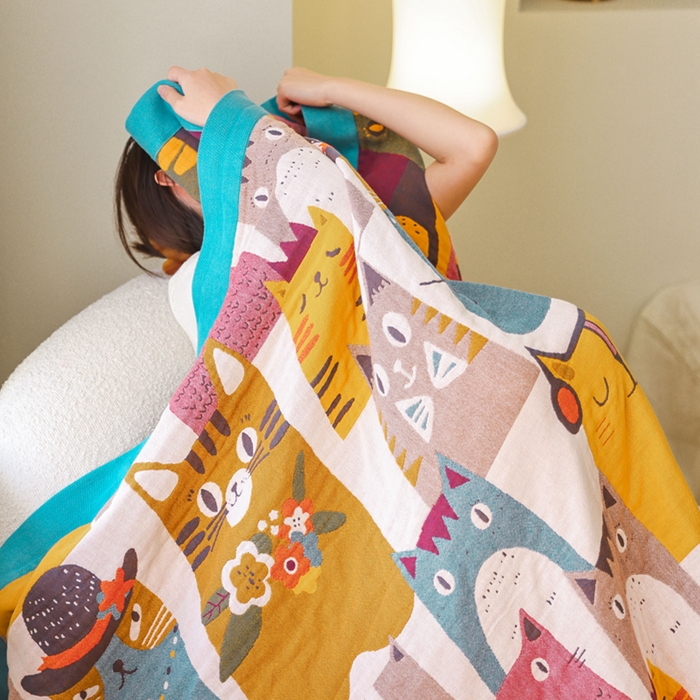 91家纺网 家纺一手货源 找家纺 朴尔家纺-毛巾被 2026春夏新款调皮风宽边加厚透气全棉纯棉四层纱布毛巾被夏被夏凉被空调被 猫咪联盟