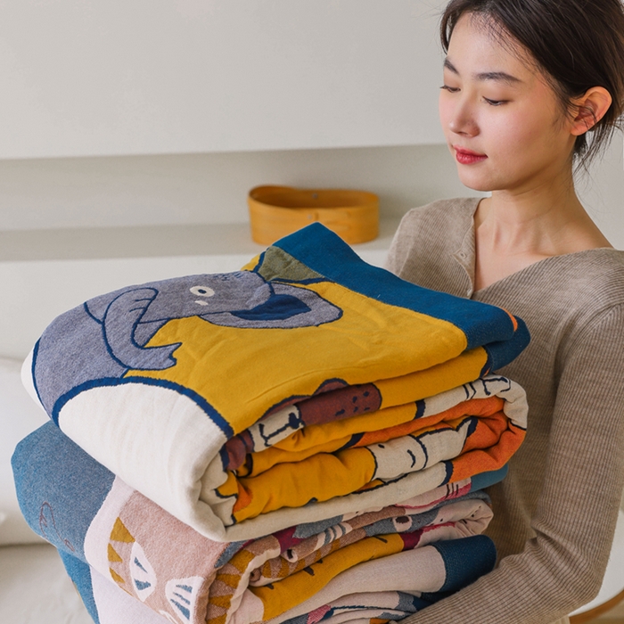 91家纺网 家纺一手货源 找家纺 朴尔家纺-毛巾被 2026春夏新款调皮风宽边加厚透气全棉纯棉四层纱布毛巾被夏被夏凉被空调被 组合图仅供展示不可下单