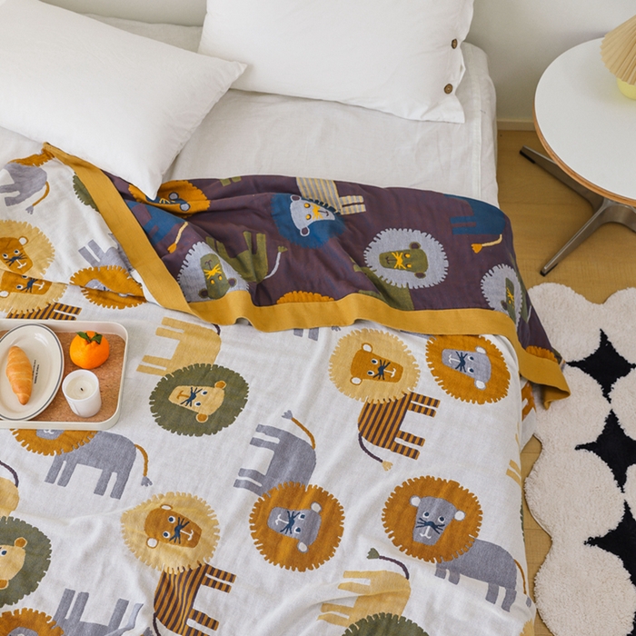 91家纺网 家纺一手货源 找家纺 朴尔家纺-毛巾被 2026春夏新款调皮风宽边加厚透气全棉纯棉四层纱布毛巾被夏被夏凉被空调被 狮子家族