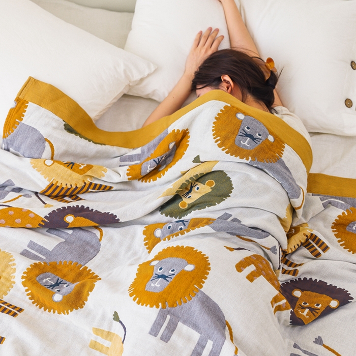 91家纺网 家纺一手货源 找家纺 朴尔家纺-毛巾被 2026春夏新款调皮风宽边加厚透气全棉纯棉四层纱布毛巾被夏被夏凉被空调被 狮子家族