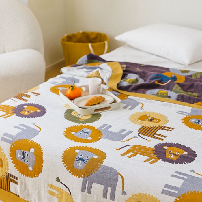 91家纺网 家纺一手货源 找家纺 朴尔家纺-毛巾被 2026春夏新款调皮风宽边加厚透气全棉纯棉四层纱布毛巾被夏被夏凉被空调被 狮子家族