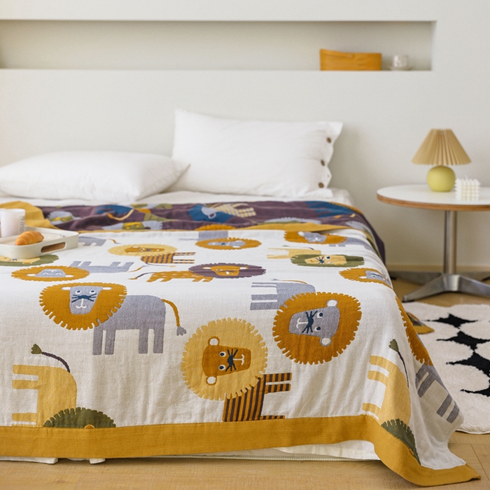 91家纺网 家纺一手货源 找家纺 朴尔家纺-毛巾被 2026春夏新款调皮风宽边加厚透气全棉纯棉四层纱布毛巾被夏被夏凉被空调被 狮子家族