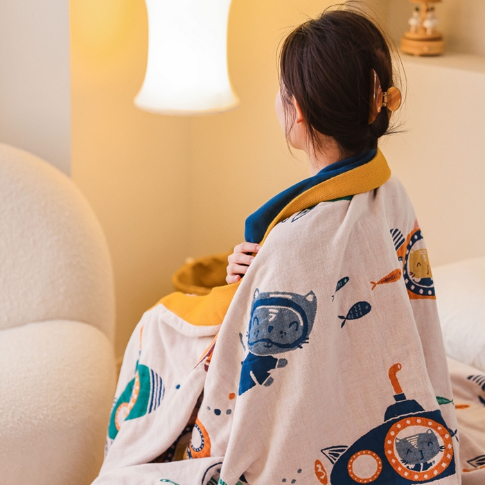 91家纺网 家纺一手货源 找家纺 朴尔家纺-毛巾被 2026春夏新款调皮风宽边加厚透气全棉纯棉四层纱布毛巾被夏被夏凉被空调被 潜水员