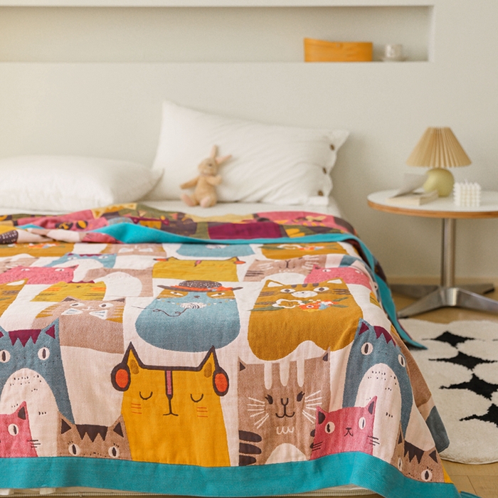 91家纺网 家纺一手货源 找家纺 朴尔家纺-毛巾被 2026春夏新款调皮风宽边加厚透气全棉纯棉四层纱布毛巾被夏被夏凉被空调被 猫咪联盟