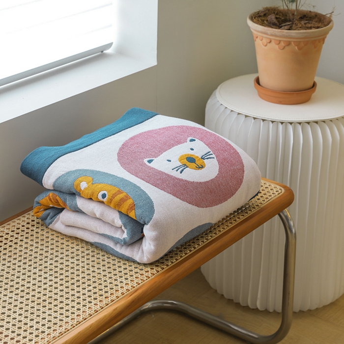 91家纺网 家纺一手货源 找家纺 朴尔家纺-毛巾被 2026春夏新款调皮风宽边加厚透气全棉纯棉四层纱布毛巾被夏被夏凉被空调被 大头贴