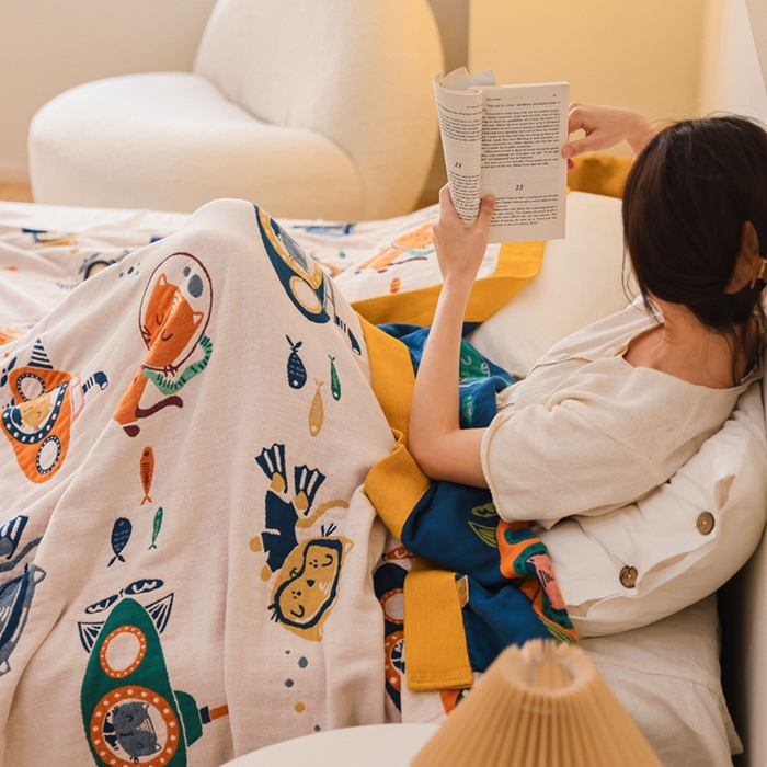 91家纺网 家纺一手货源 找家纺 朴尔家纺-毛巾被 2026春夏新款调皮风宽边加厚透气全棉纯棉四层纱布毛巾被夏被夏凉被空调被 潜水员