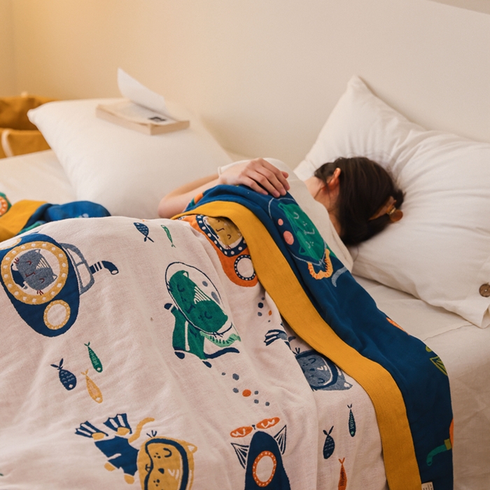 91家纺网 家纺一手货源 找家纺 朴尔家纺-毛巾被 2026春夏新款调皮风宽边加厚透气全棉纯棉四层纱布毛巾被夏被夏凉被空调被 潜水员