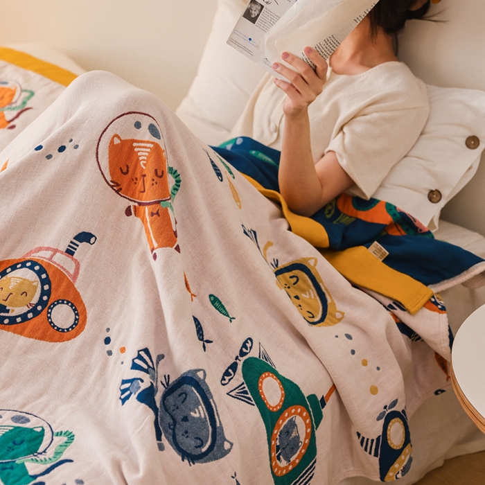 91家纺网 家纺一手货源 找家纺 朴尔家纺-毛巾被 2026春夏新款调皮风宽边加厚透气全棉纯棉四层纱布毛巾被夏被夏凉被空调被 潜水员