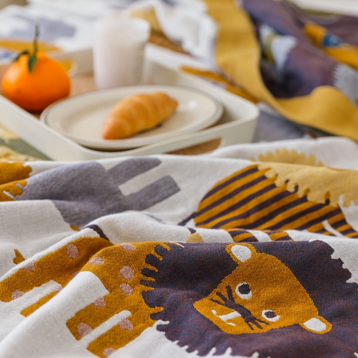 91家纺网 家纺一手货源 找家纺 朴尔家纺-毛巾被 2026春夏新款调皮风宽边加厚透气全棉纯棉四层纱布毛巾被夏被夏凉被空调被 狮子家族