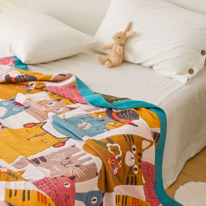 91家纺网 家纺一手货源 找家纺 朴尔家纺-毛巾被 2026春夏新款调皮风宽边加厚透气全棉纯棉四层纱布毛巾被夏被夏凉被空调被 猫咪联盟