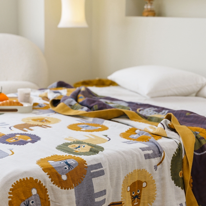 91家纺网 家纺一手货源 找家纺 朴尔家纺-毛巾被 2026春夏新款调皮风宽边加厚透气全棉纯棉四层纱布毛巾被夏被夏凉被空调被 狮子家族