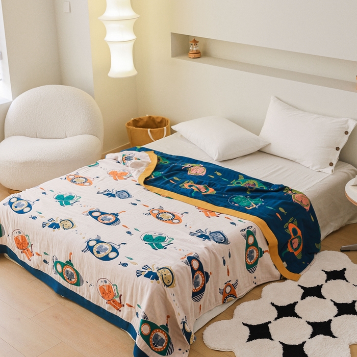 91家纺网 家纺一手货源 找家纺 朴尔家纺-毛巾被 2026春夏新款调皮风宽边加厚透气全棉纯棉四层纱布毛巾被夏被夏凉被空调被 潜水员