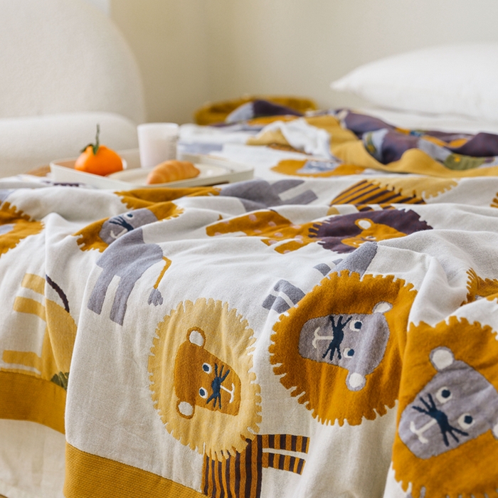 91家纺网 家纺一手货源 找家纺 朴尔家纺-毛巾被 2026春夏新款调皮风宽边加厚透气全棉纯棉四层纱布毛巾被夏被夏凉被空调被 狮子家族