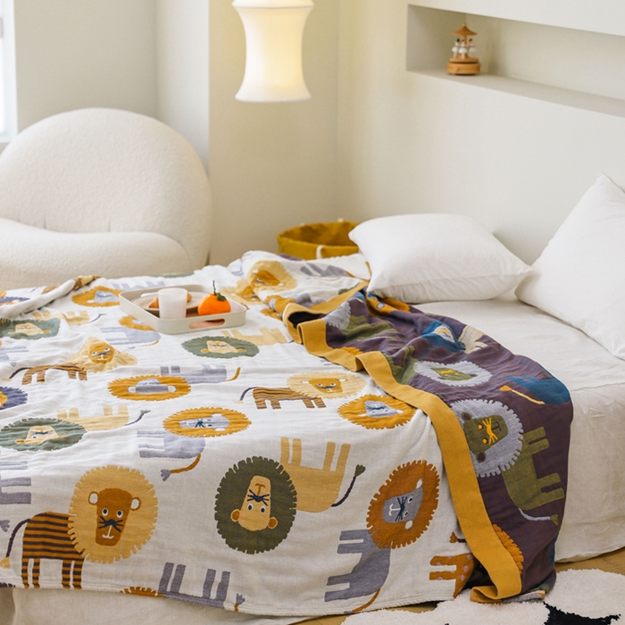 91家纺网 家纺一手货源 找家纺 朴尔家纺-毛巾被 2026春夏新款调皮风宽边加厚透气全棉纯棉四层纱布毛巾被夏被夏凉被空调被 狮子家族