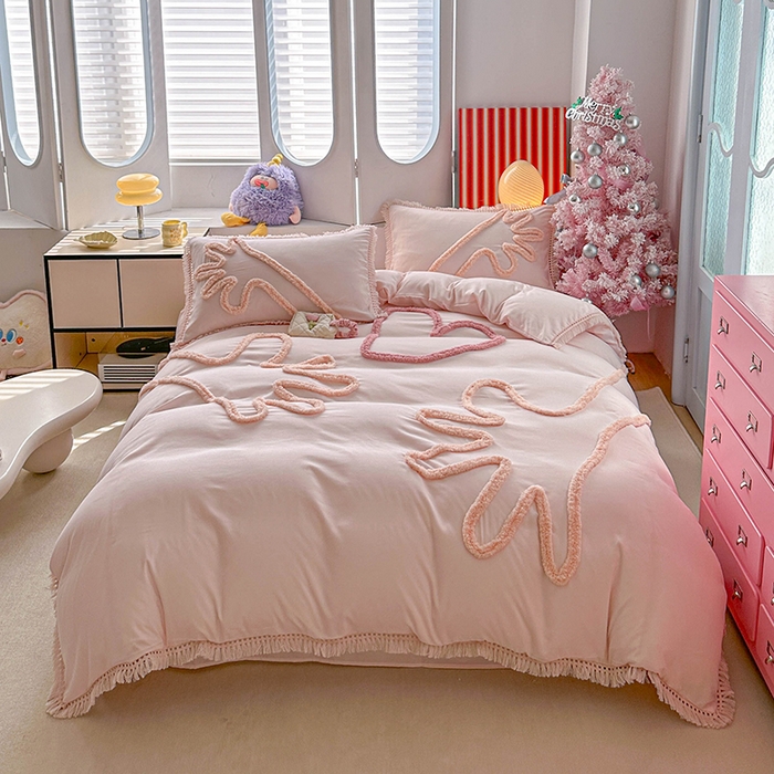 91家纺网 家纺一手货源 找家纺 缘生活 2026新款立体簇绒绣流苏四件套 大爱爱心手-粉色