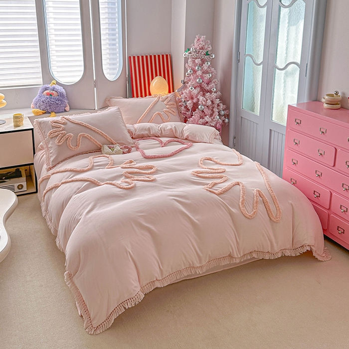 91家纺网 家纺一手货源 找家纺 缘生活 2026新款立体簇绒绣流苏四件套 大爱爱心手-粉色