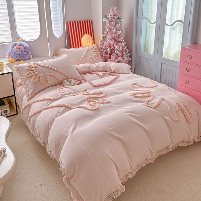 91家纺网 家纺一手货源 找家纺 缘生活 2026新款立体簇绒绣流苏四件套 大爱爱心手-粉色